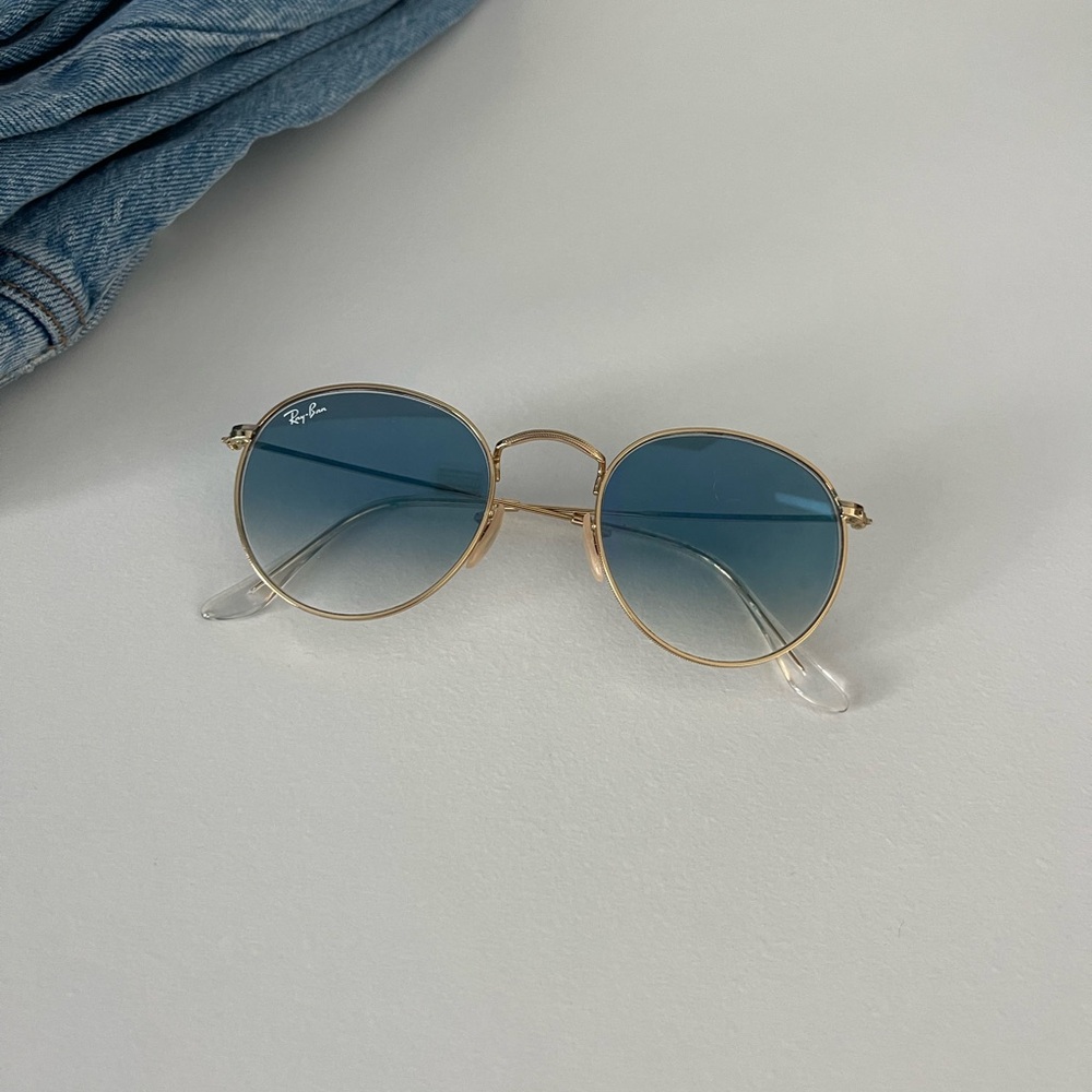 Blue circle frame Ray Bans.